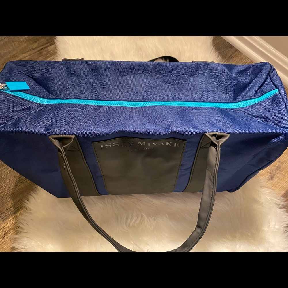 Clearance! 🦋 Weekender Bag - Picture 3 of 4